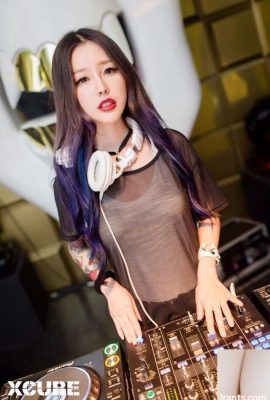 DJ Quena ไม่เคยลืมที่จะอวดก้นลูกพีชการ์ตูนของเธอขณะเล่นดีเจ (24P)