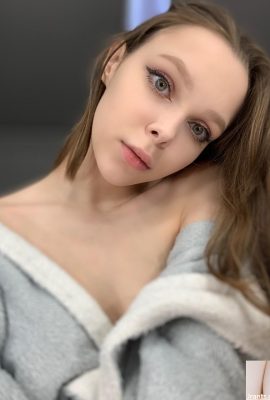 Pretty Onlyfans รุ่น Little Kitty Flaunts Holes & Boobs ของเธอในเดี่ยว (20p)