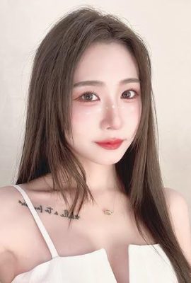 เด็กสาวขายาว “Xina” มีรูปที่ยุติธรรมและเป็นรอบที่สวยงามเกินไป (10p)