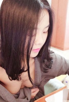 ผู้ออกอากาศสดหญิงถอดเสื้อผ้าของเธอและเล่นกับเธอเพื่อหารายได้! (18p)