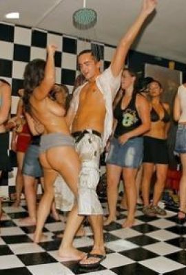 เพลิดเพลินไปกับการมีเพศสัมพันธ์อย่างบ้าคลั่งกับหน้าอกอวบอ้วนที่ Drunk Sex Party (10p)