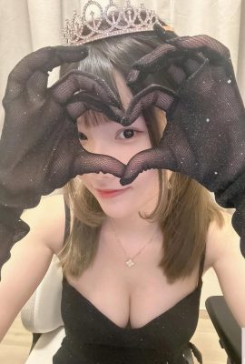 “ลิลลี่ยิ้ม” ฉลองตาด้วยหน้าอกสวยร่องลึกที่ไม่อาจมองข้าม (10P)