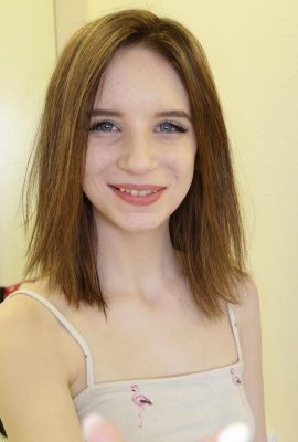 Teen Lily Moon ทำให้ twat ของเธอลูบและกระดูกโดยน้องชายของเธอใน POV (20P)